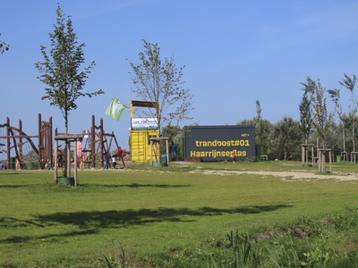 901809 Gezicht op een speelplaats, een strandwachtgebouwtje en een toiletcontainer aan de Haarrijnse Plas (Strand Oost) ...